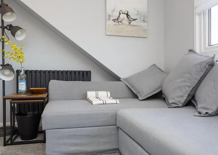 Stopover At Orchard Loft, Cosy And Convenient